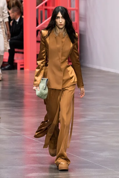 Look 15
